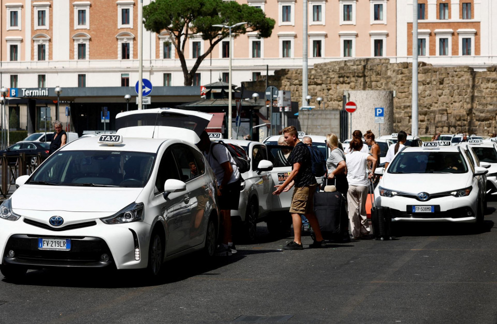 Ľudia nastupujú do taxíka na hlavnej stanici Termini v Ríme. FOTO: Reuters