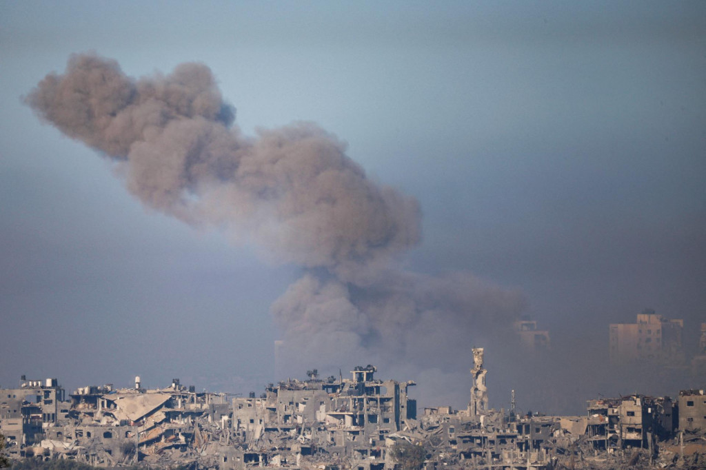 Dym stúpajúci z Gazy po izraelských útokoch. FOTO: Reuters