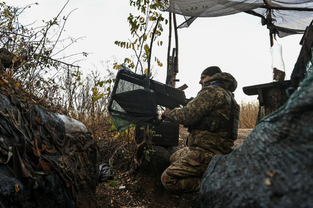 Ukrajinský vojak používa protidronovú pušku na pozícii v prvej línii v Záporoží. FOTO: Reuters