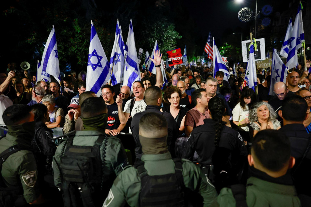 Demonštranti sa v Jeruzaleme zhromažďujú proti izraelskému premiérovi Benjaminovi Netanjahuovi neďaleko jeho sídla. FOTO: Reuters