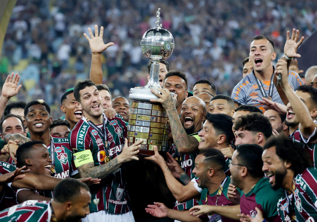 Futbalisti Fluminense FC oslavujú zisk Pohára osloboditeľov. FOTO: Reuters
