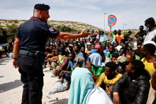 Migranti na sicílskom ostrove Lampedusa v Taliansku, 16. septembra 2023. FOTO: Reuters