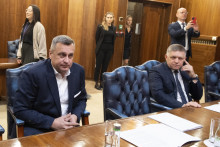Na snímke vľavo Andrej Danko (SNS) a vpravo Robert Fico (SMER-SD) počas stretnutia predsedu NR SR s predsedami politických strán.

FOTO: TASR/P. Neubauer
