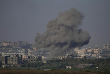 Explózia po izraelskom leteckom útoku na pásmo Gazy. FOTO: TASR/AP