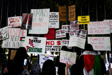 Demonštranti pred Bielym domom vo Washingtone, USA. FOTO: Reuters
​
