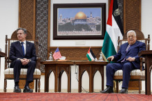 Blinken s palestínskym prezidentom Abbásom. FOTO: Reuters
