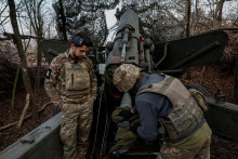 Príslušníci delostreleckej jednotky Ozbrojených síl Ukrajiny. FOTO: Reuters