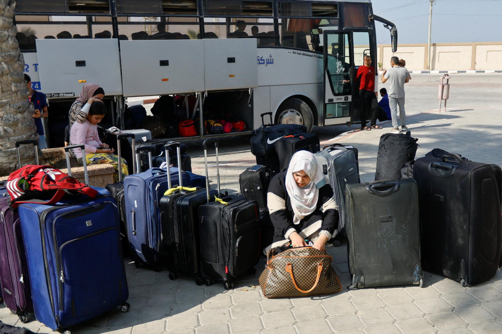 Palestínčania, ktorí majú zahraničné pasy, čakajú na povolenie opustiť Gazu. FOTO: Reuters