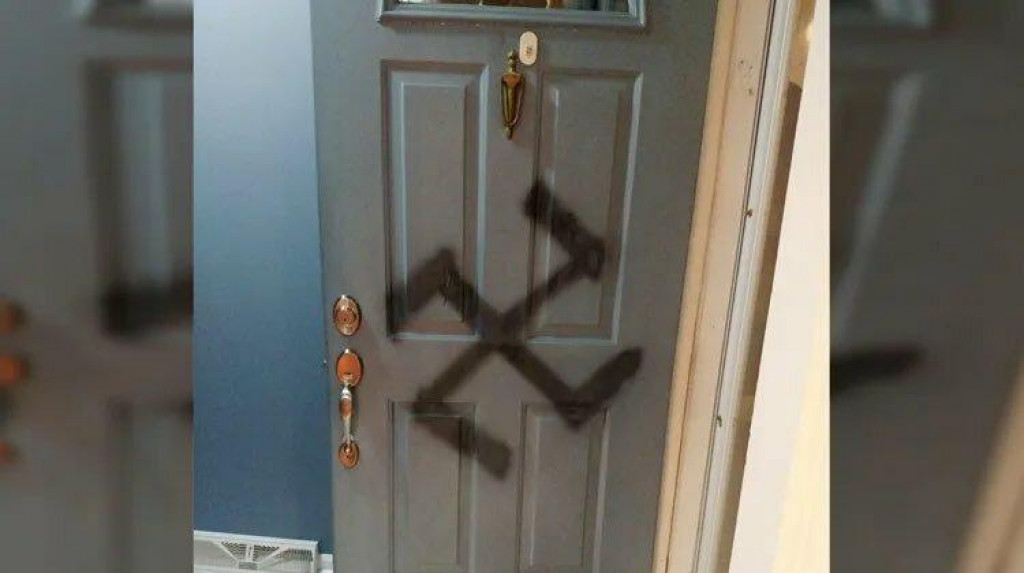 Útočník napadnutej nakreslil na dvere hákový kríž. FOTO: Twitter/visegrád 24