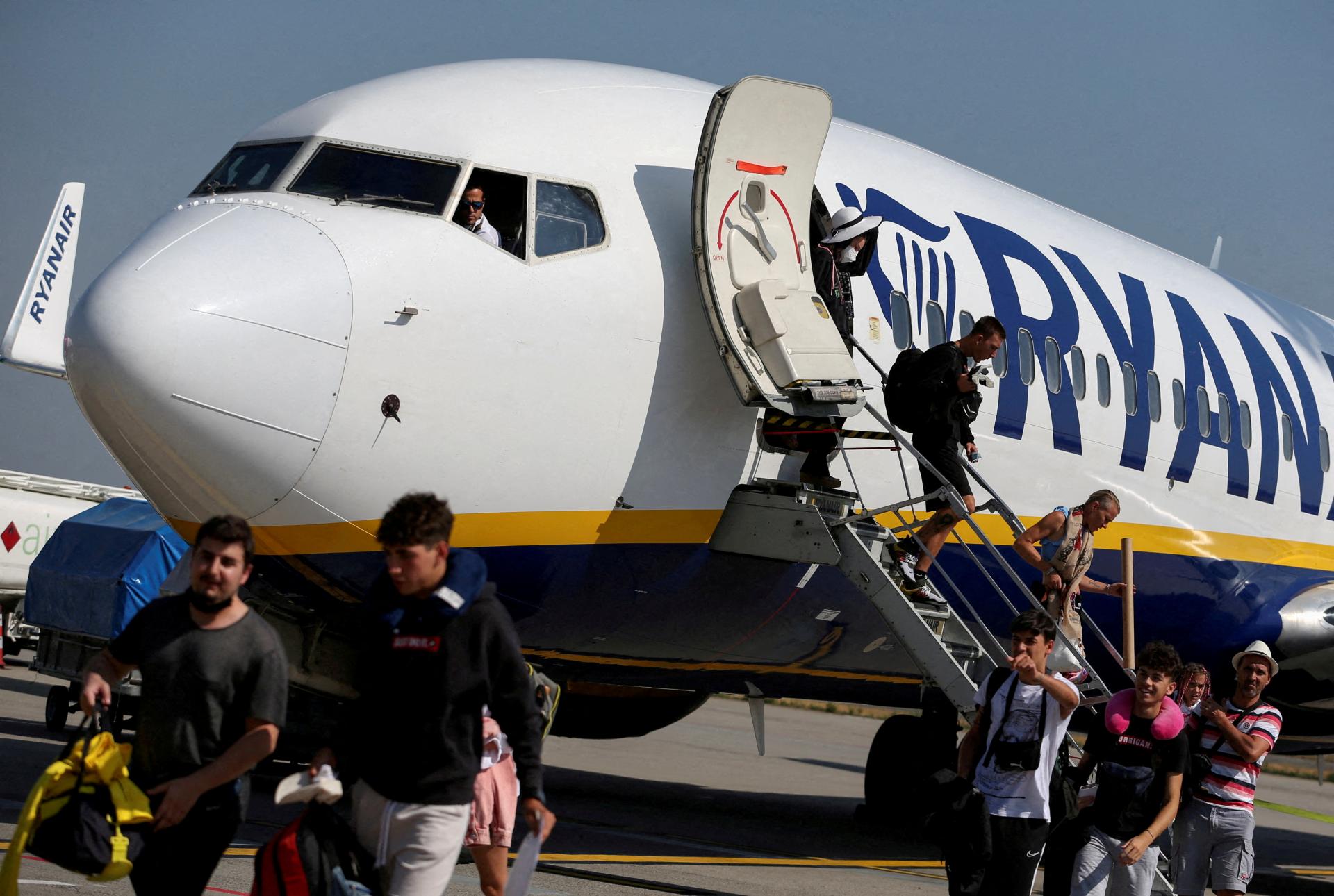 Ryanair má za polrok rekordný zisk, po prvýkrát prisľúbil vyplácať pravidelnú dividendu