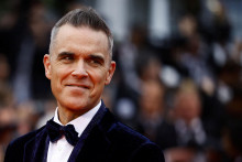 Spevák Robbie Williams si prešiel mnohými závislosťami.