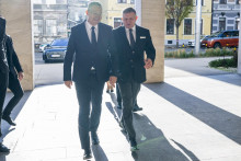 Na snímke sprava predseda vlády Robert Fico a minister financií Ladislav Kamenický počas spoločného stretnutia na pôde rezortu financií.

FOTO: TASR/M. Baumann