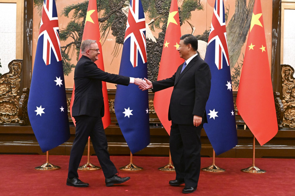 Austrálsky premiér Anthony Albanese (vpravo) a čínsky prezident Si Ťin-pching. FOTO: TASR/AP