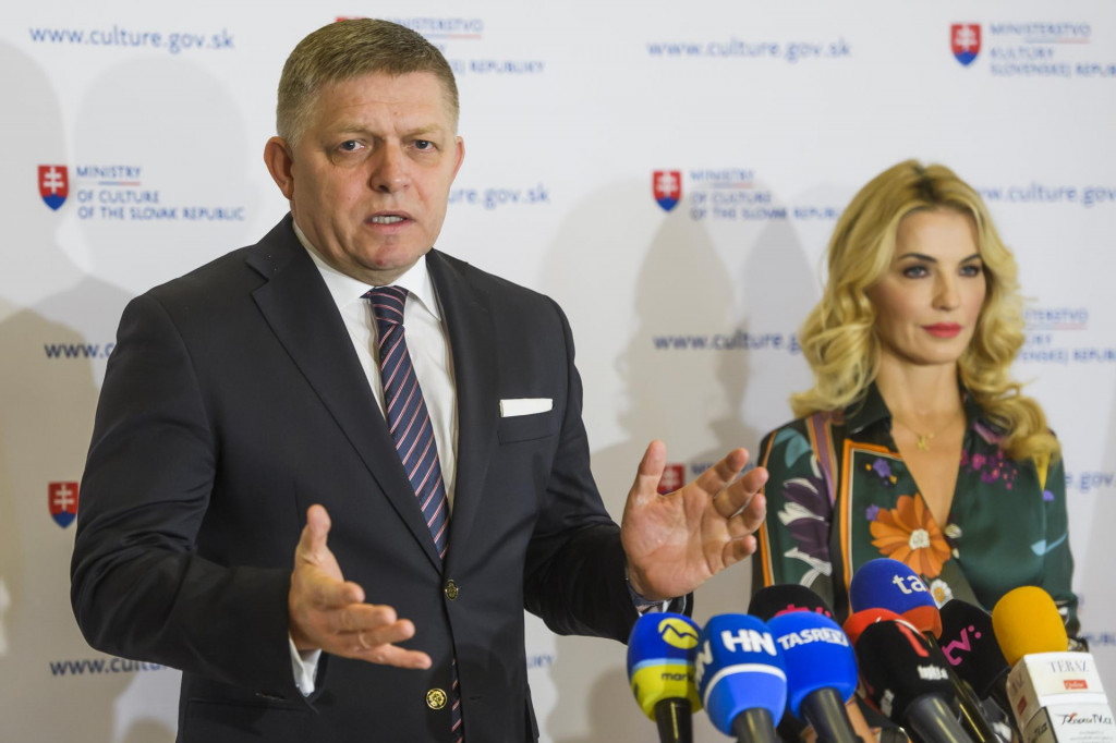 Na sn&iacute;mke predseda vl&aacute;dy Robert Fico a ministerka kult&uacute;ry Martina &Scaron;imkovičov&aacute;. FOTO: TASR/Jaroslav Nov&aacute;k
