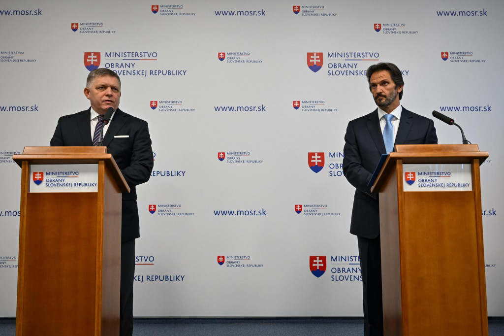 Predseda vl&aacute;dy Robert Fico a minister obrany Robert Kaliň&aacute;k. FOTO: TASR/Pavol Zachar