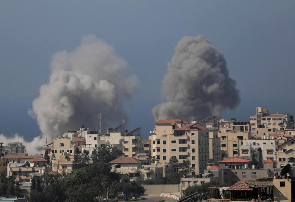 Dym stúpa po izraelských útokoch v meste Gaza. FOTO: Reuters