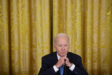 Americký prezident a demokrat Joe Biden čelí neľahkej situácii, musí lavírovať a vyvažovať dve znepriatelené skupiny. FOTO: Reuters