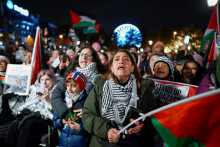Ľudia na demonštrácii na podporu Gazy a Palestínčanov pred budovou nórskeho parlamentu Stortinget v nórskom Osle. FOTO: Reuters
