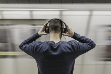 Aká frekvencia zvuku by sa mala dodržiavať, aby si človek nepoškodil sluch?
