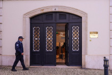 Policajti prechádzali okolo oficiálnej rezidencie portugalského premiéra v paláci Sao Bento v Lisabone. FOTO: Reuters
