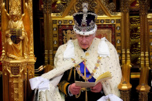 Britský kráľ Charles III prednesie prejav počas štátneho otvorenia parlamentu v sále Snemovne lordov v Londýne. FOTO: Reuters