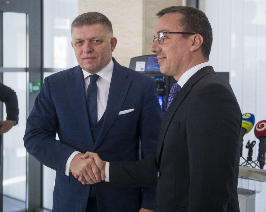 Na sn&iacute;mke zľava predseda vl&aacute;dy Robert Fico a minister pr&aacute;ce, soci&aacute;lnych vec&iacute; a rodiny Erik Tom&aacute;&scaron;.

FOTO: TASR/ J. Kotian