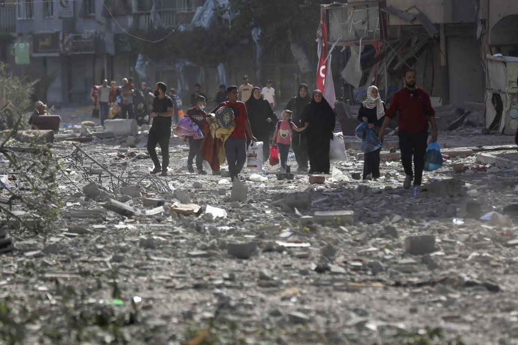 Palestínčania opúšťajú svoje domovy po bombardovaní izraelskej armády v Gaze. FOTO: TASR/AP