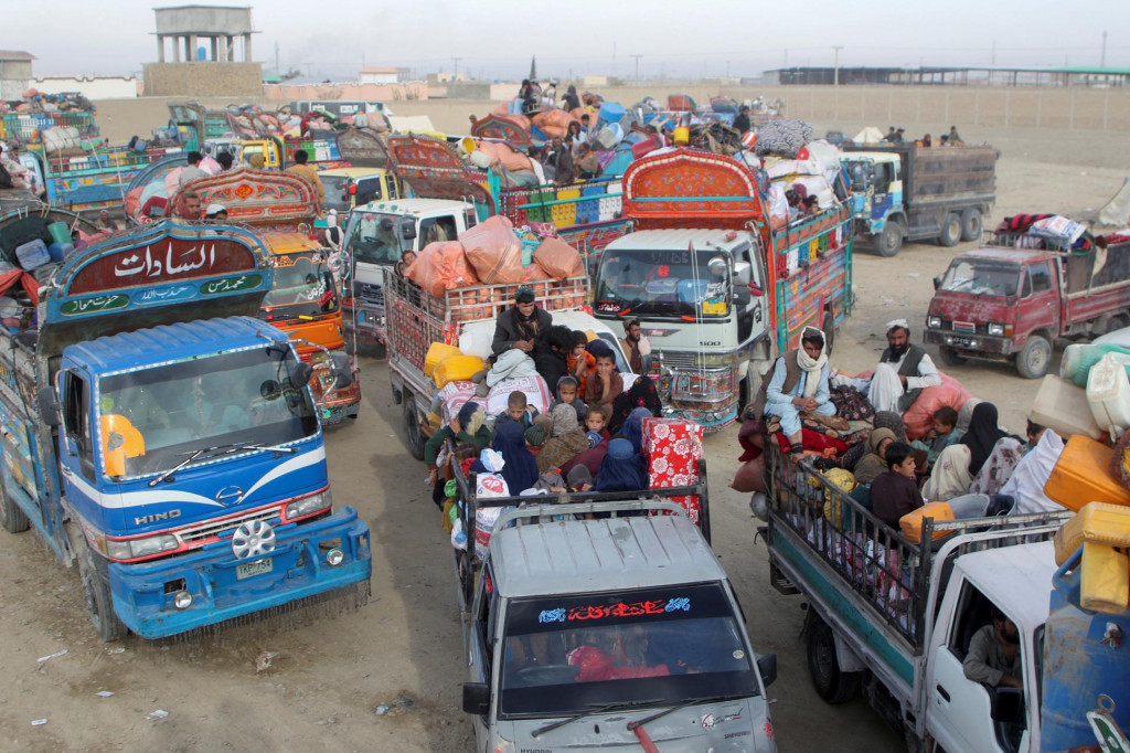 Afganskí štátni príslušníci smerujú späť do Afganistanu po tom, čo Pakistan vydal posledné varovanie imigrantom bez dokladov, aby odišli. FOTO: Reuters