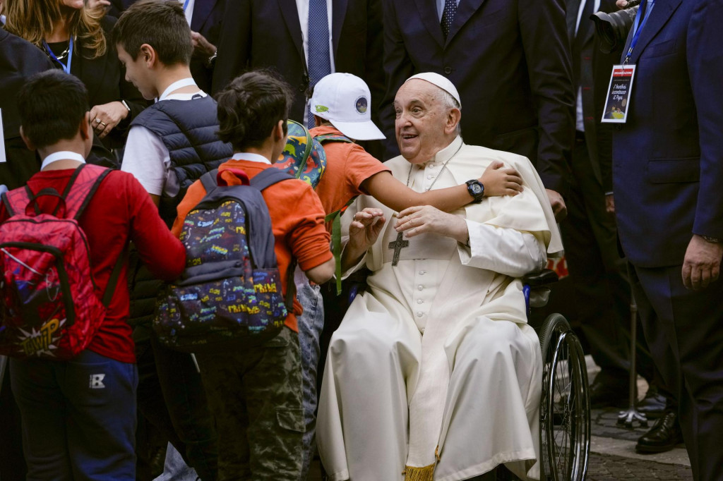 Pápež František počas audiencie s deťmi z celého sveta. FOTO: TASR/AP
