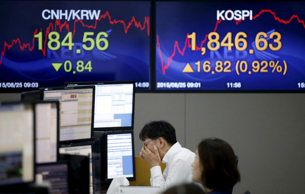 Elektronická tabuľa ukazuje vývoj juhokórejského akciového indexu Kospi. FOTO: REUTERS
