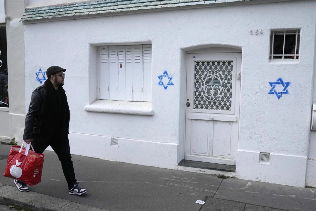 Graffiti Dávidových hviezd v Paríži. FOTO: TASR/AP