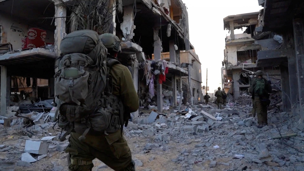 Izraelský vojaci postupujú do Pásma Gazy. FOTO: REUTERS/IDF