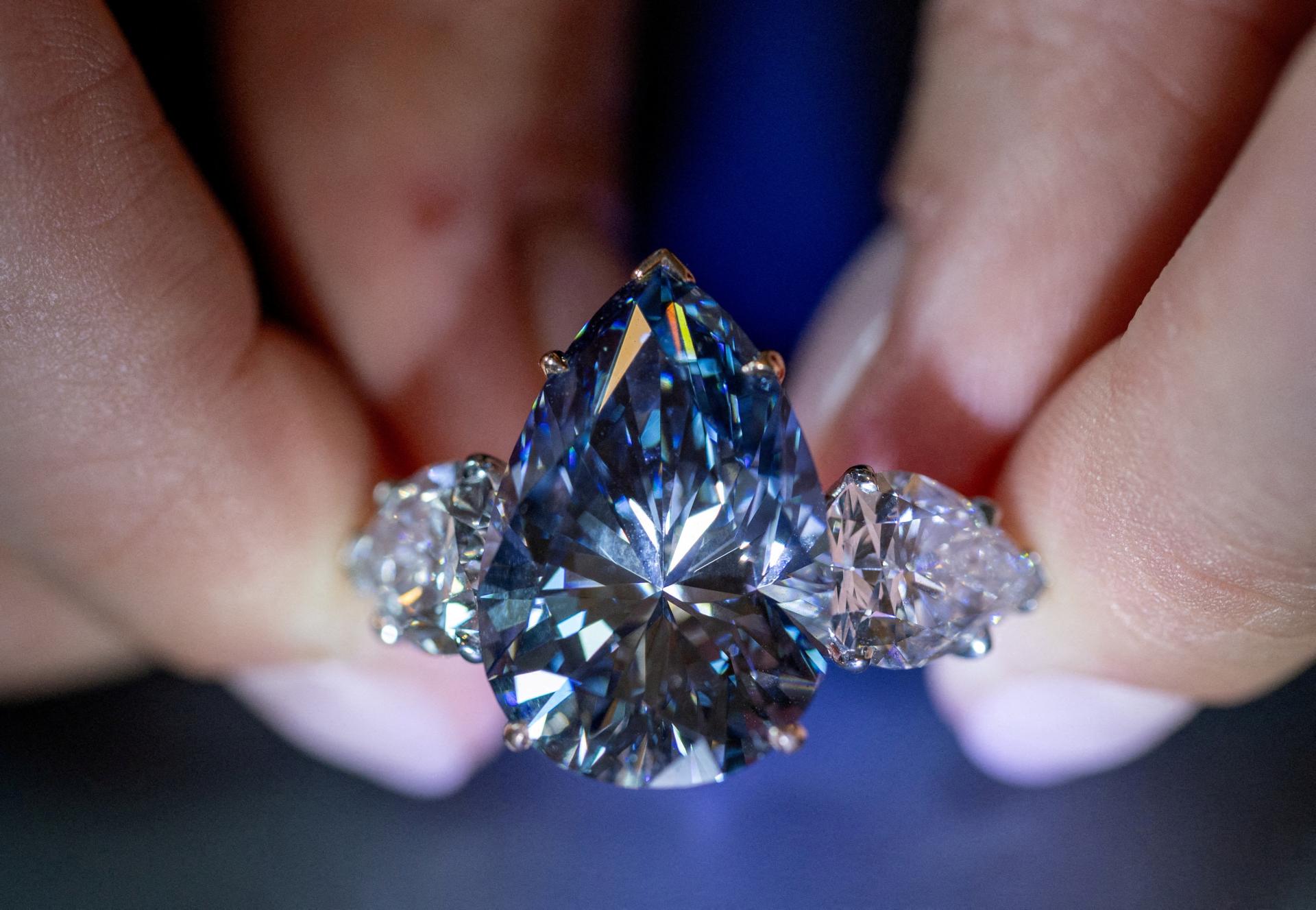 Vzácny modrý diamant Bleu Royal vydražili v Ženeve za takmer 44 miliónov dolárov
