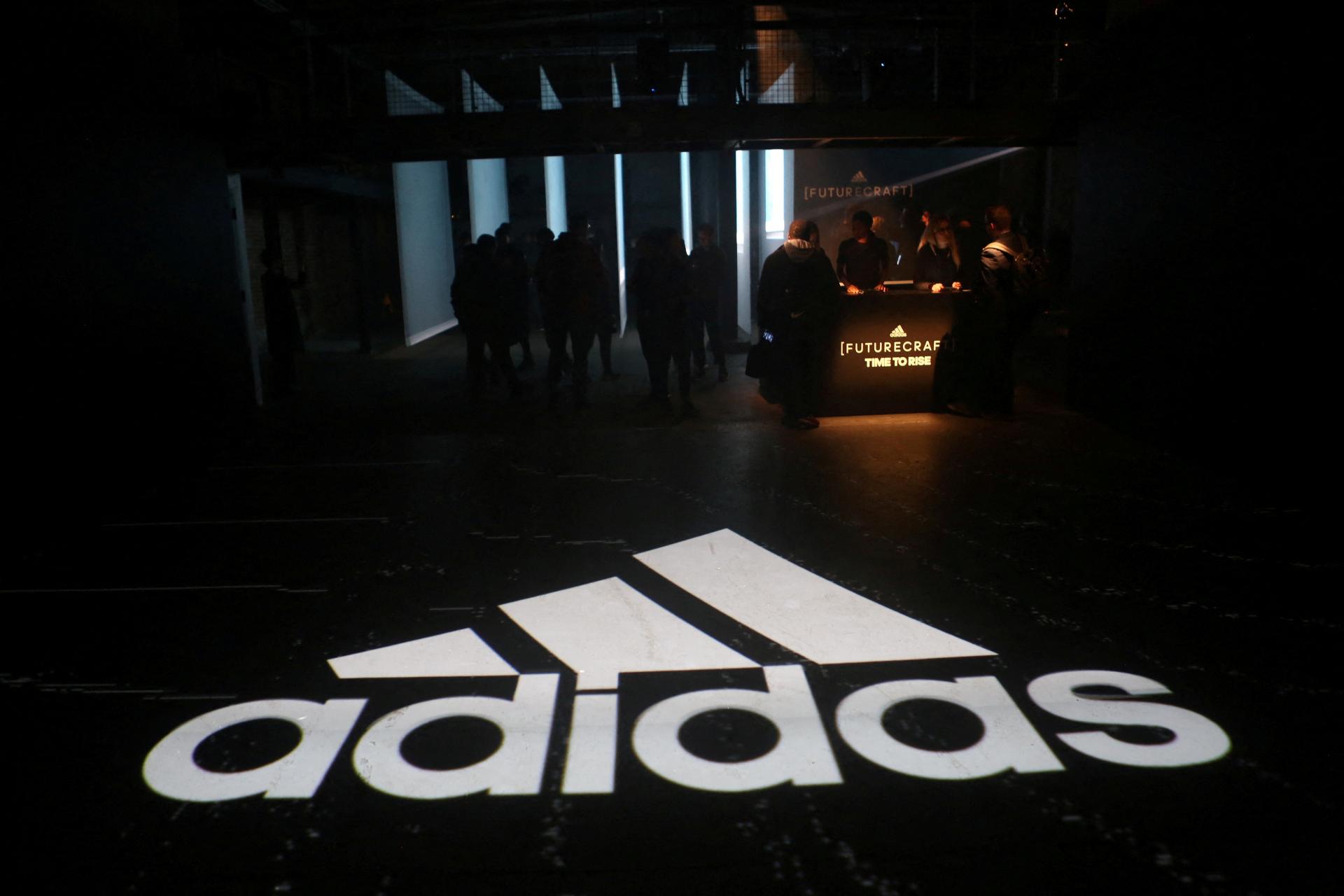 Adidas zaznamenal pokles zisku. Prerušil predaj produktov Kanyeho Westa pre jeho antiseministické názory