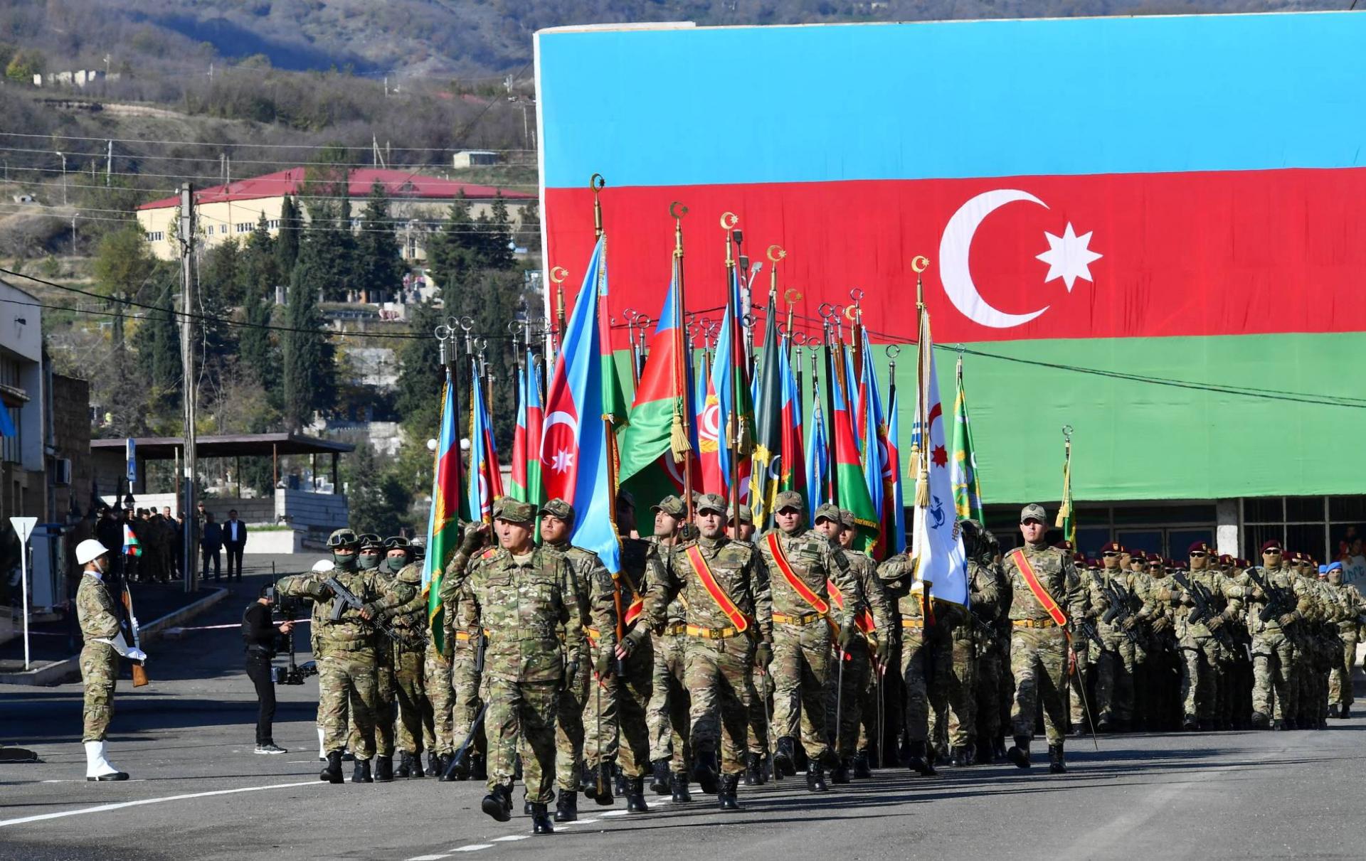 Azerbajdžan usporiadal v hlavnom meste Náhorného Karabachu vojenskú prehliadku