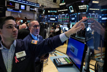 Akcie a dlhopisy stúpajú na cene, no vlaňajšie straty ešte nezmazali.

FOTO: REUTERS