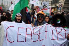Demonštranti v Londýne protestujú solidárne s Palestínčanmi v Gaze. FOTO: Reuters​