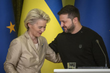 Predsedníčka Európskej komisie Ursula von der Leyenová (vľavo) počas tlačovej konferencie s ukrajinským prezidentom Volodymyrom Zelenským po ich stretnutí v Kyjeve 4. novembra 2023.

FOTO: TASR/AP