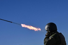 Ilustračná fotografia, ukrajinský vojak odpaľuje malý raketový systém Partyzan smerom k ruským jednotkám. FOTO: Reuters