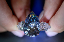 Stážistka aukčnej siene Christie‘s Carola Chiadini predvádza diamant „Bleu Royal“ s hmotnosťou 17,61 karátu. FOTO: Reuters