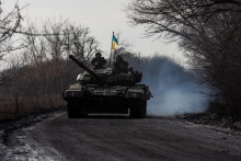 Ukrajinskí vojaci riadia obrnené vozidlo. FOTO: Reuters