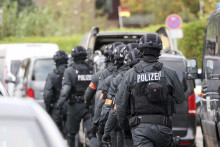 Policajti stoja pred budovou školy v Hamburgu. FOTO: TASR/AP