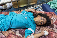 Dievča zranené pri izraelských útokoch leží v nemocnici Al Shifa. FOTO: Reuters
