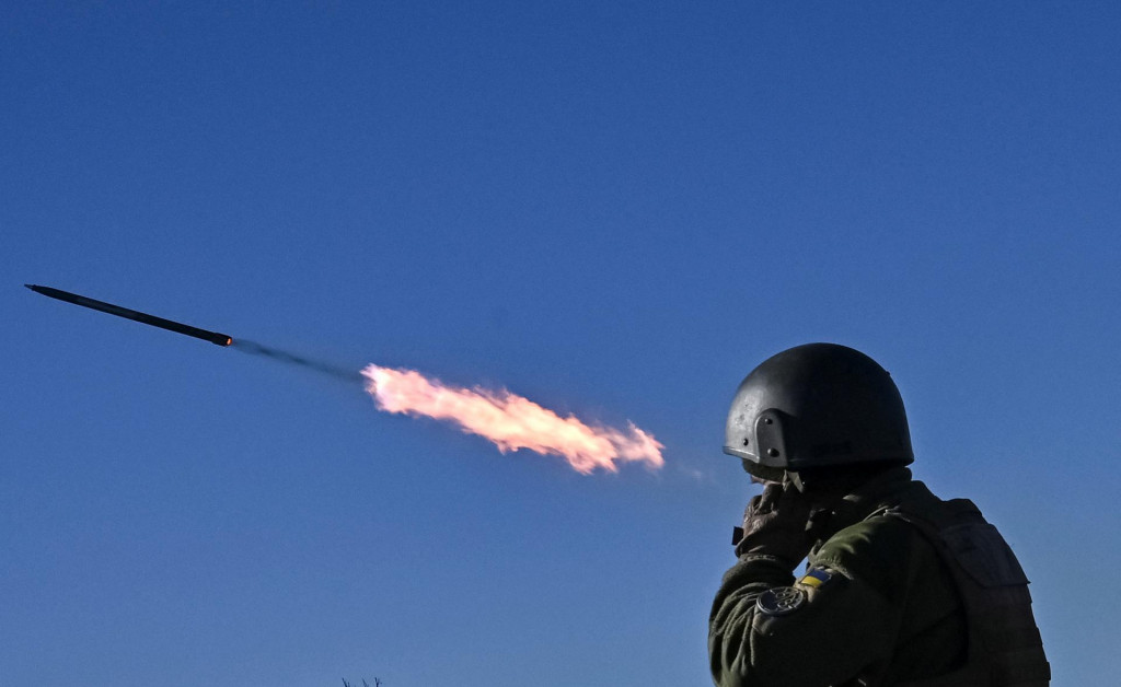 Ilustračná fotografia, ukrajinský vojak odpaľuje malý raketový systém Partyzan smerom k ruským jednotkám. FOTO: Reuters