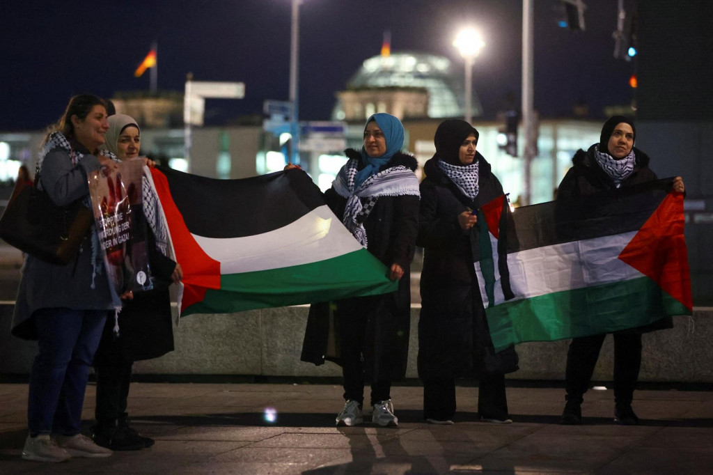 Účastníci demonštrácie na podporu Palestíny v nemeckom Berlíne. FOTO: Reuters