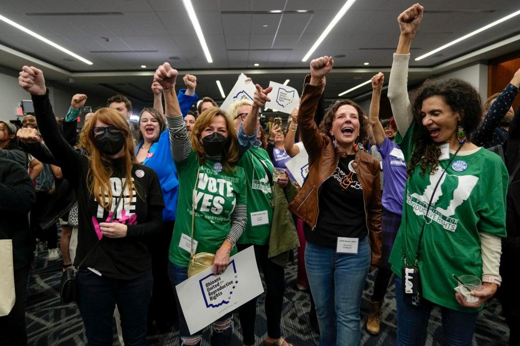 Priaznivci jasajú po oznámení plánovaného prechodu 1. vydania, štátneho ústavného práva na potrat, počas zhromaždenia v americkom štáte Ohio. FOTO: Reuters