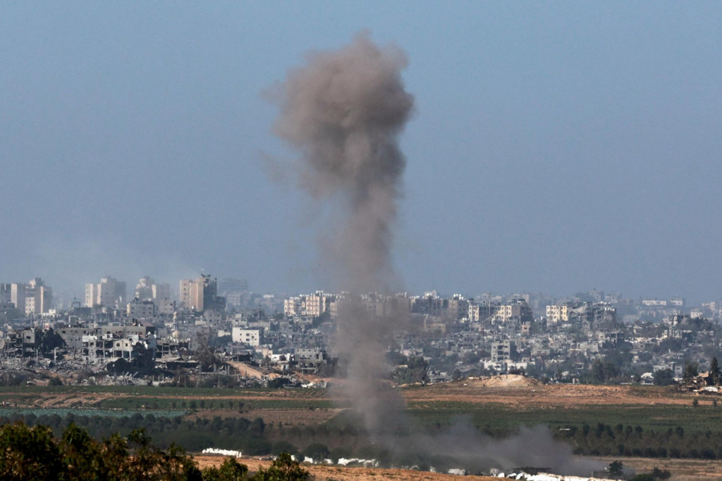 Dym stúpa na severe Pásma Gazy. FOTO: Reuters