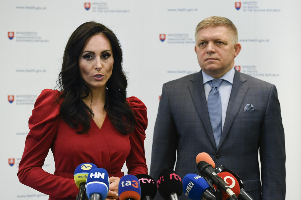 Ministerka zdravotn&iacute;ctva Zuzana Dolinkov&aacute; (Hlas-SD) a predseda vl&aacute;dy Robert Fico (Smer-SD). FOTO: TASR/Pavel Neubauer
