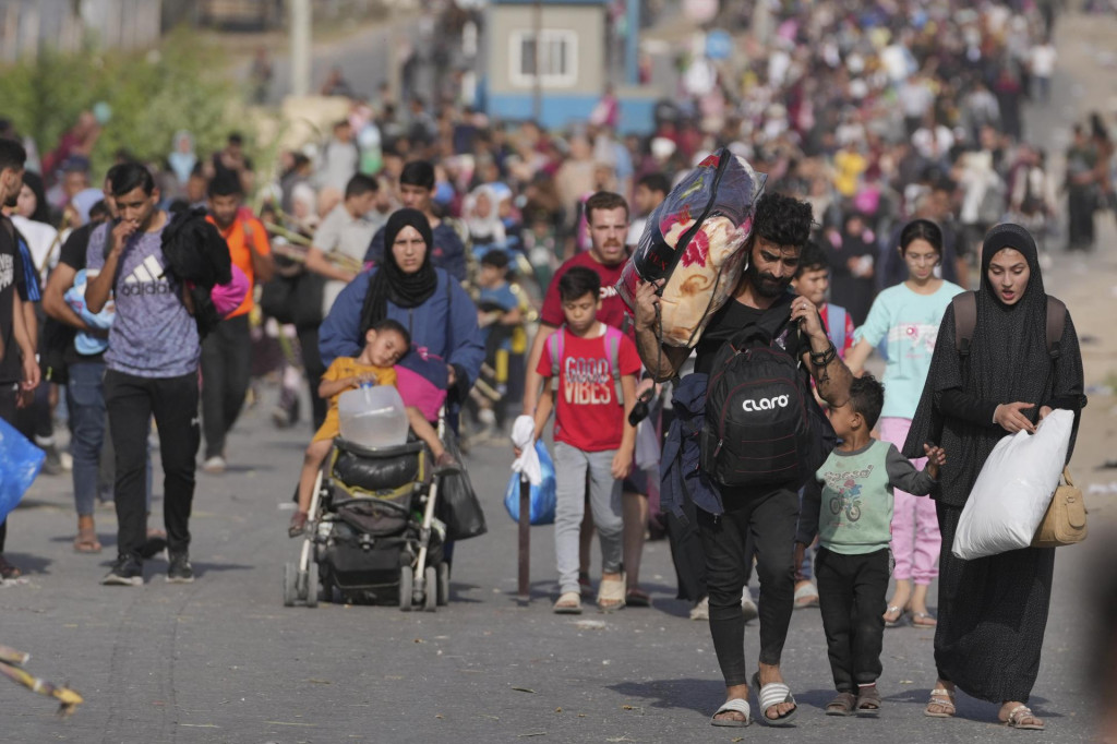 Palestínčania utekajú na juh pásma Gazy. FOTO: TASR/AP