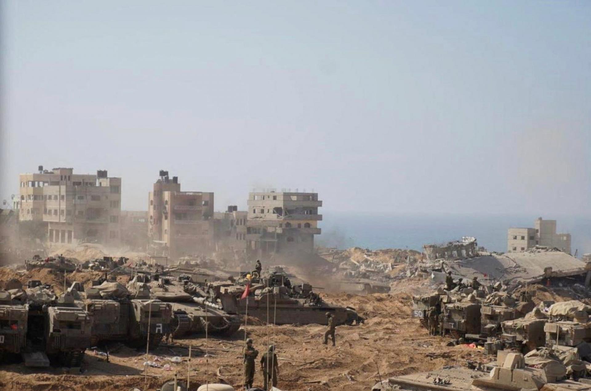 Izraelské sily sú blízko hlavnej nemocnice v Gaze. Nie je jasné, ako sa zachovajú